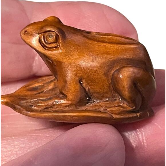 Hand-Carved Boxwood Frog on Lotus Leaf Netsuke Signed Japanese-Style Carving